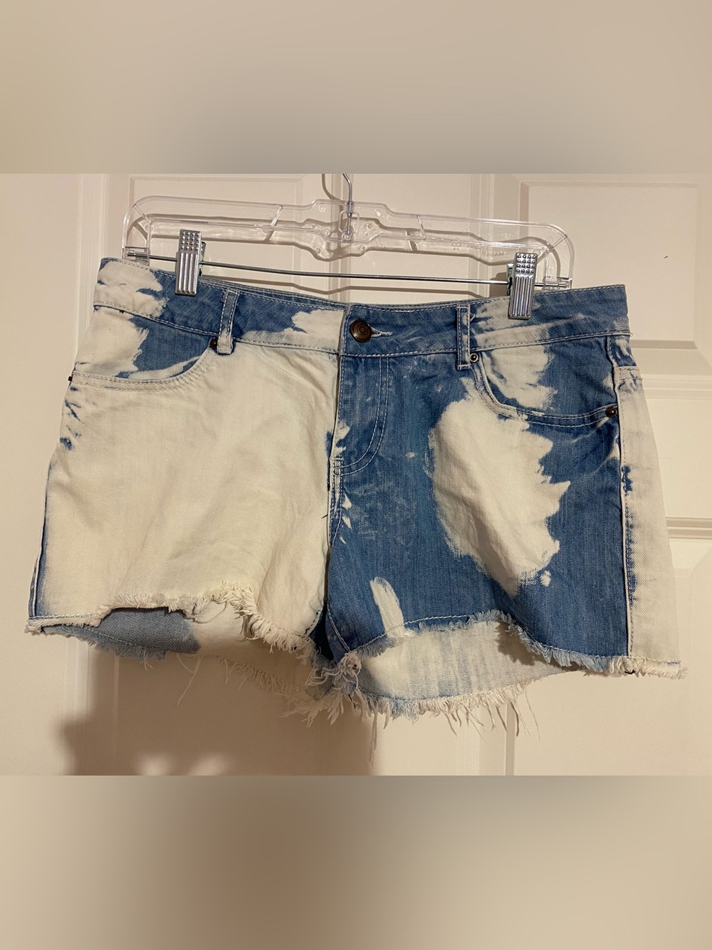 Adam Levine cut off bleached mid-rise denim shorts, juniors size 7/8
